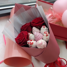 Клубнично-цветочный букет «Бэлль розовый»